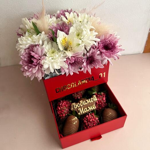 Цветы в шкатулке с клубникой в шоколаде любимой маме