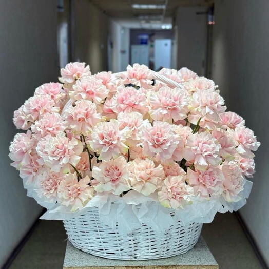 Французская роза в корзине
