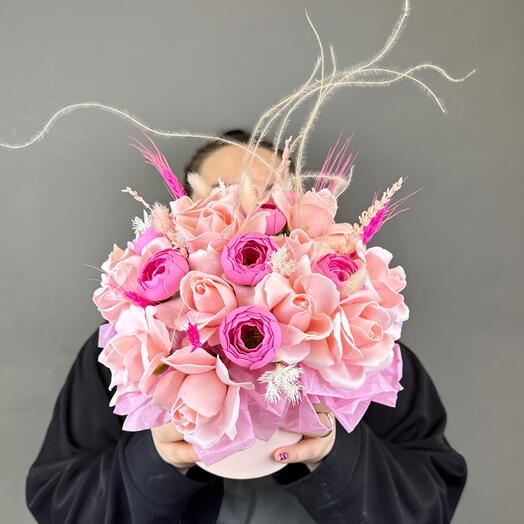 Композиция из нежно розовых мыльных цветов 20