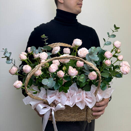 Корзинка с кустовыми розами Бомбастик