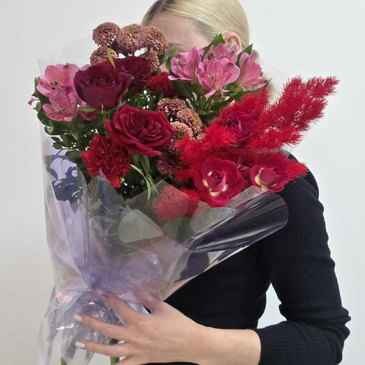 Сборный букет в красной гамме