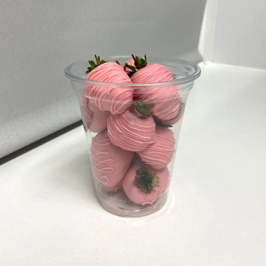 Стакан большой с клубникой в розовом шоколаде