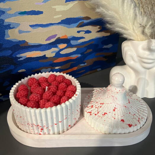 Свеча десерт с малинками в гипсовом подсвечнике с подносом