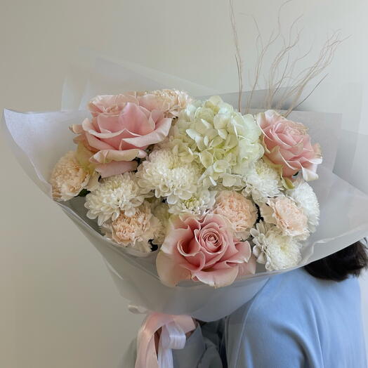Букет с французской розой, гортензией, диантусами и хризантемой Алтай 🌸