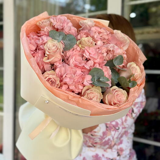 Bouquet of hydrangeas and roses