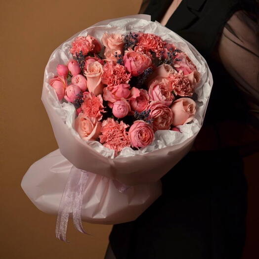 Букет из роз, ароматной лаванды, диантусов и пионовидных кустовых роз