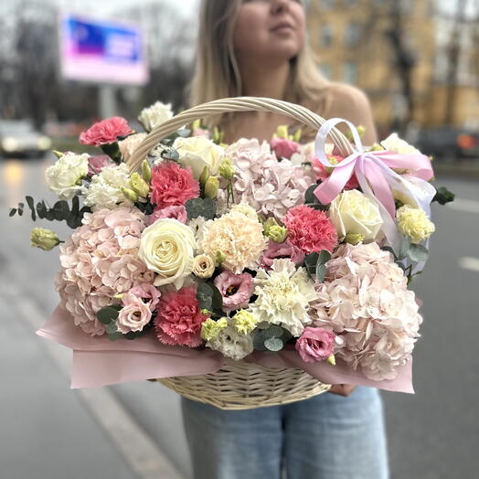 Корзина с нежными цветами