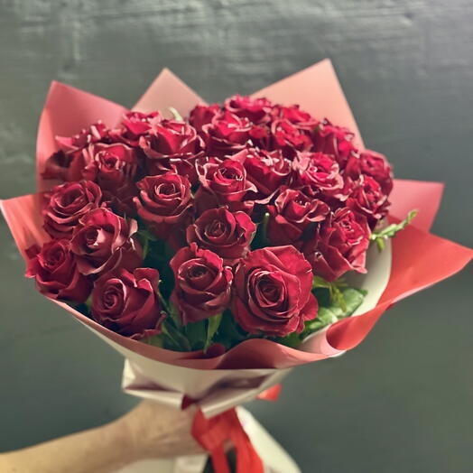 25 бордовых роз