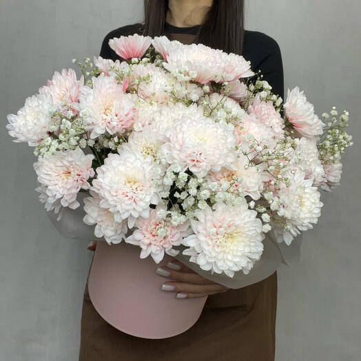 Хризантема нежно-розовая 🌸 с белой гипсофилой в шляпной коробке