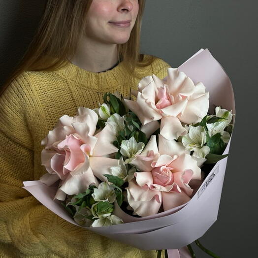 Нежный букет с французскими розами и альстромерией 3333