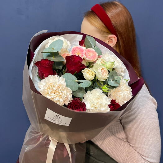 Букет кустовых роз с диантусами