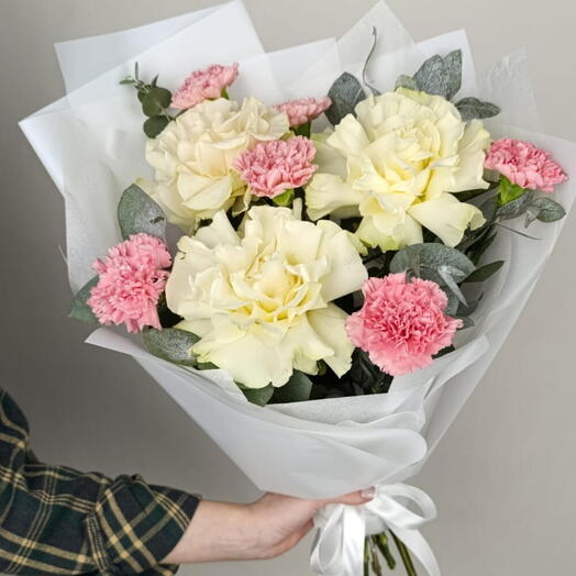 Эвкалипт с розовыми диантусами и белыми розами