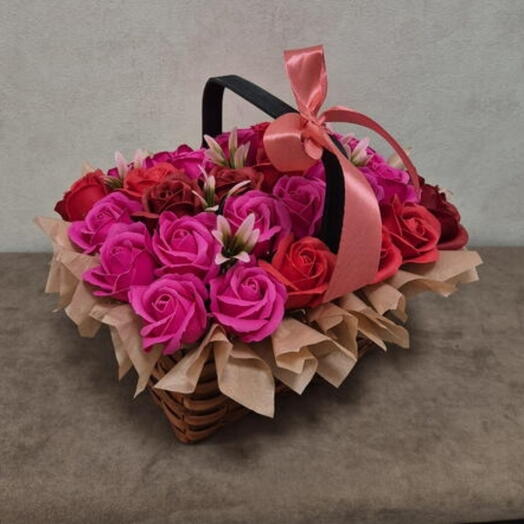 Корзинка 31 роза из мыльной пены