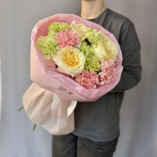 Букет с пионовидными розами и диантусами