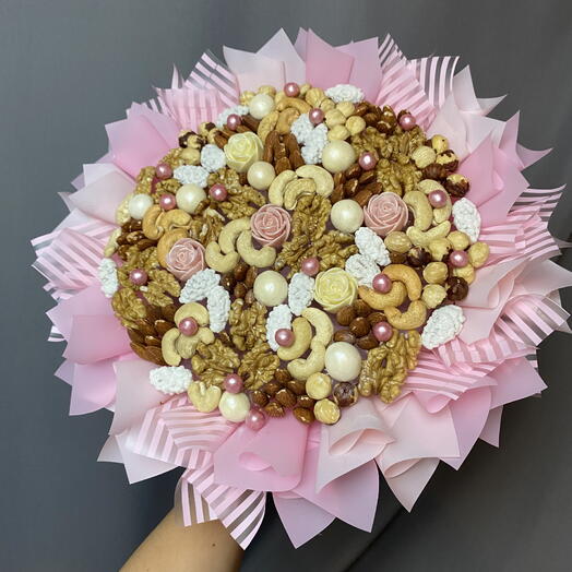 Нежный букет из орехов и шоколадных роз