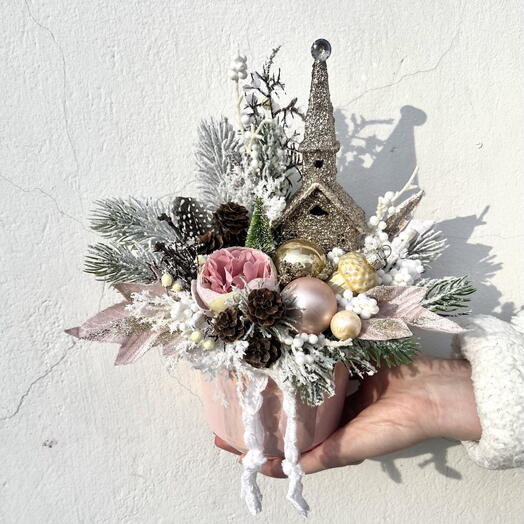 Композиция ручной работы из искусственных цветов "Золотой Дом"