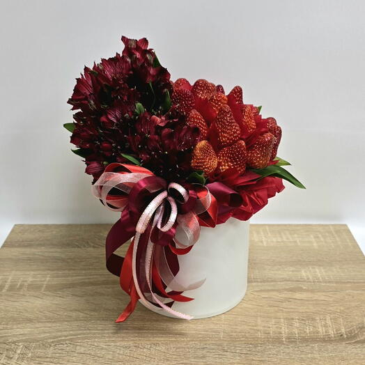 Клубника с альстромерией