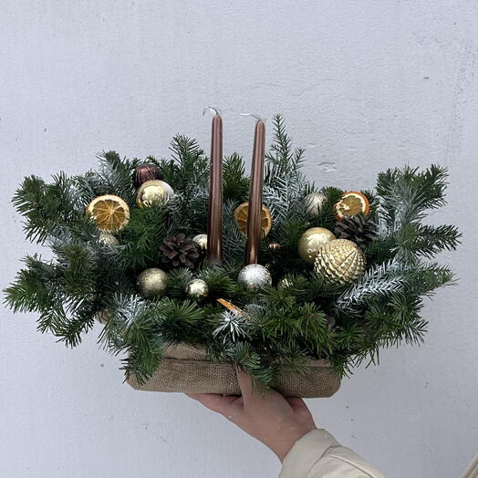 Композиция на новогодний стол Золото М из живой ели со свечами