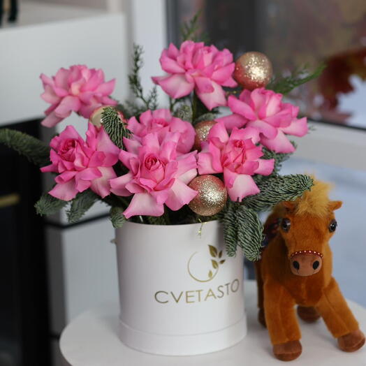 Комбо новогодняя композиция из роз и лошадка