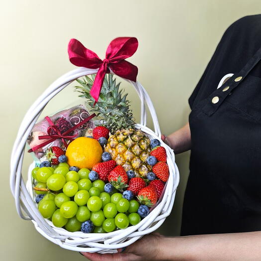 Фруктовая корзина с клубникой в шоколаде