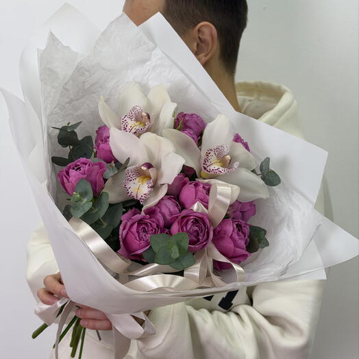 Букет «Нежность» с белой орхидеей и кустовой розой Мисти баблс (Misty bubbles)