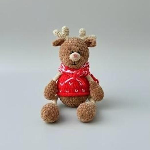 Вязанная игрушка «олененок»