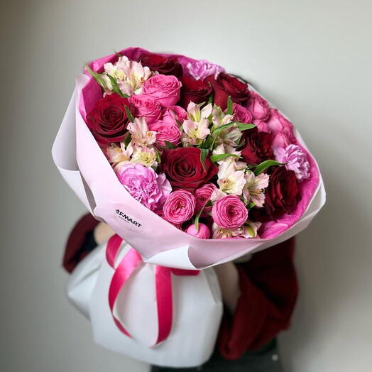 Букет сборный из красных розочек, диантусов, кустовых роз🌸