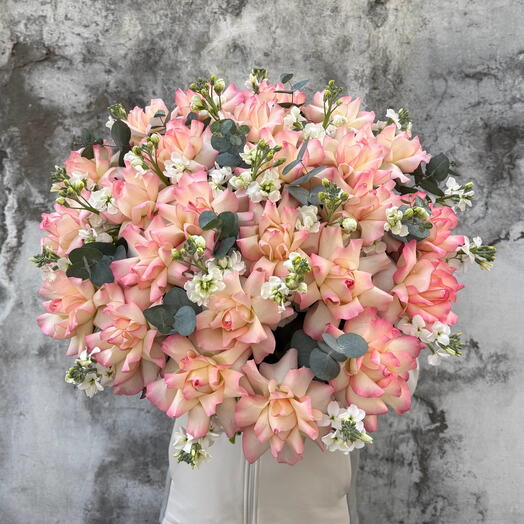 Букет из французких роз джумиля и маттиол