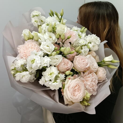 Авторский букет маттиола, диантус, эустома, роза кустовая