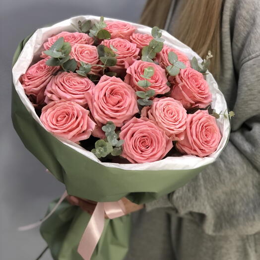 Розовые розы с эвкалиптом