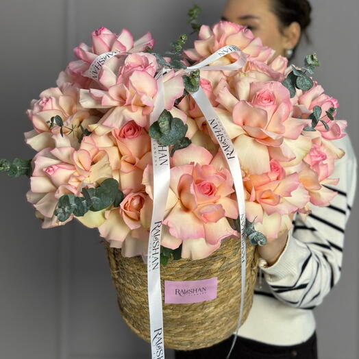 Французские розы в кашпо