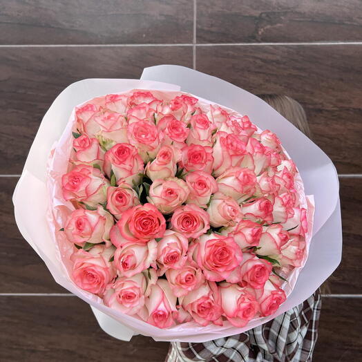 Большой букет из 51 кенийской розы джумилия