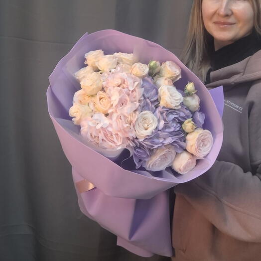 Букет гортензий и кустовых роз
