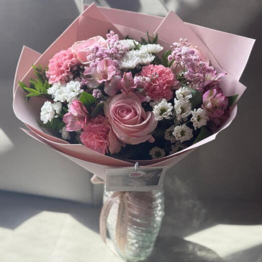 Озеро надежды 🩷Букет с розами, альстромерией и диантусами 🌸