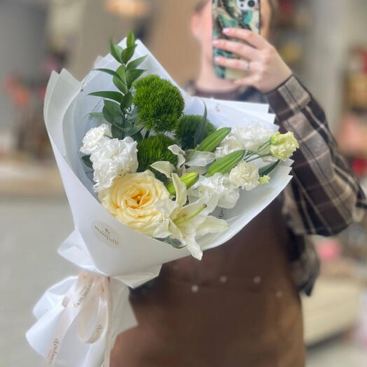 Сборный букет с лилией