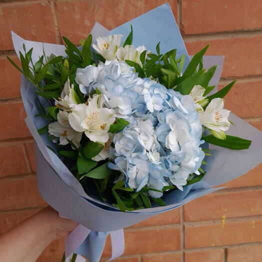 Голубая гортензия в букете с альстромерией