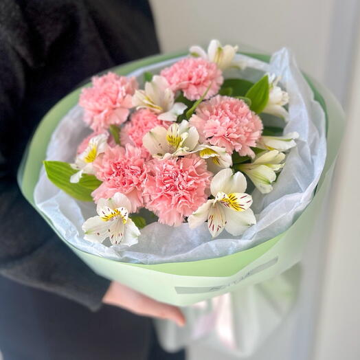 Стойкий букет альстромерий с диантусами 🤍🌸