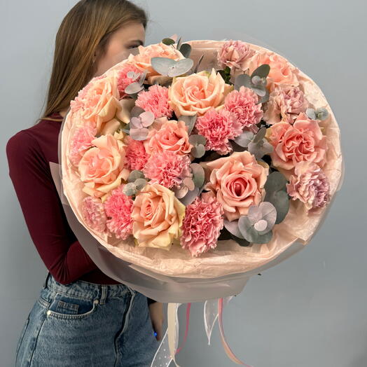 Авторский букет для девушки на 14 февраля «Весенний аромат️️💕» с французскими розами , диантусами, эвкалиптом: Размер L