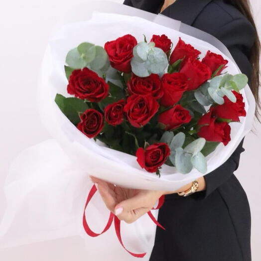 15 қызыл раушан және эвкалипт 15 қызыл раушан эвкалиптпен