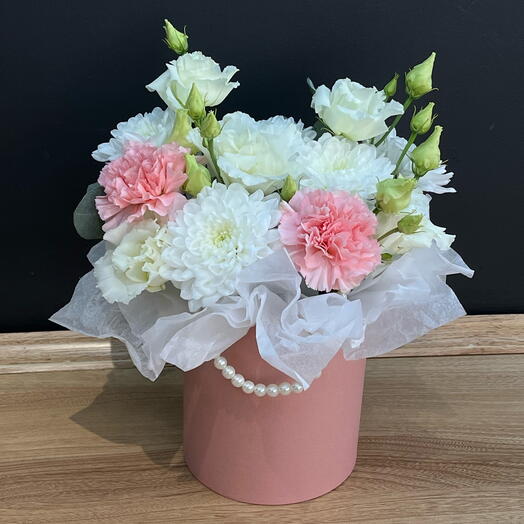 Композиция из хризантемы эустомы и гвоздики