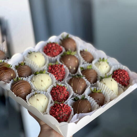 Клубника в молочном и белом шоколаде 20 шт