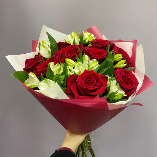 Букет с красными розами и белыми альстромериями