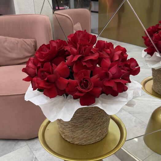 Кашпо с французскими розами