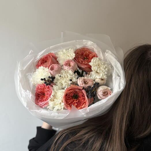 Букет с пионовидными розами, диантусами и лигиструмом