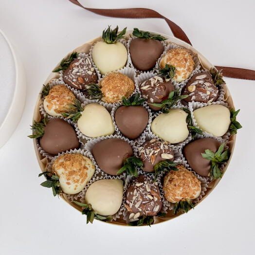 Клубника в молочном и белом шоколаде