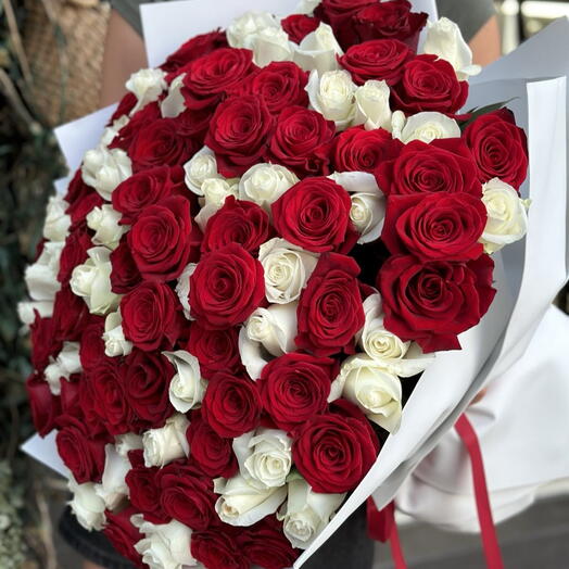 Букет из красной и белой розы
