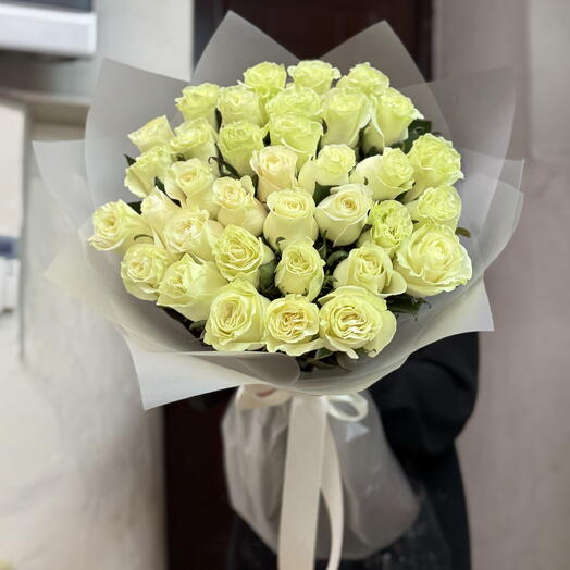 Букет из 35 белых роз 70 см