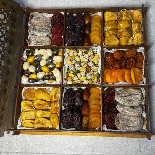 Набор из сухофруктов и орехов