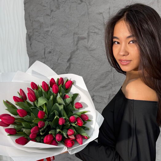 35 красных тюльпан