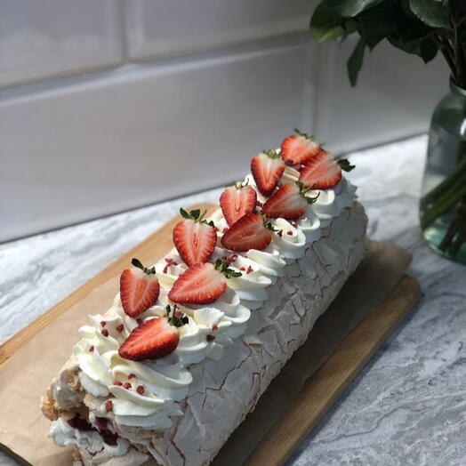 Меренговый рулет с клубникой
